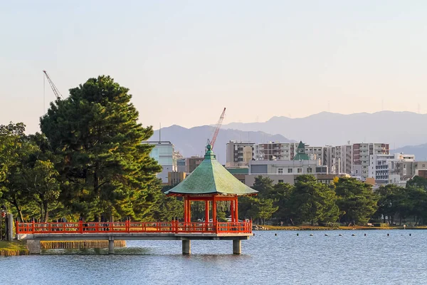 The eight-sided tower jutting out into the pond at Fukuoka Ohori — Stock Photo, Image