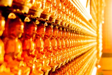 Buda ışık arka plan ile.