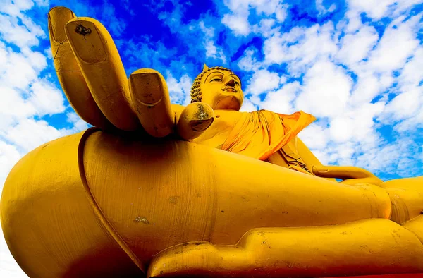 Big beautiful buddha statues against the sky,THAILAND — Stock Photo, Image