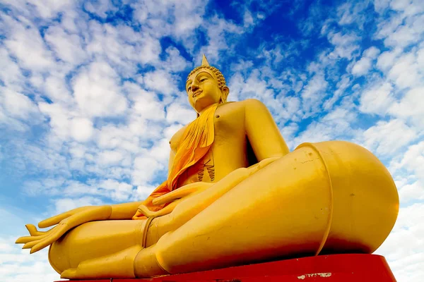Stor vacker buddha statyer mot himlen, Thailand — Stockfoto