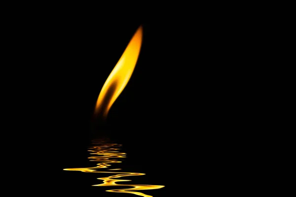 光的蜡烛，并反映在水波 — 图库照片