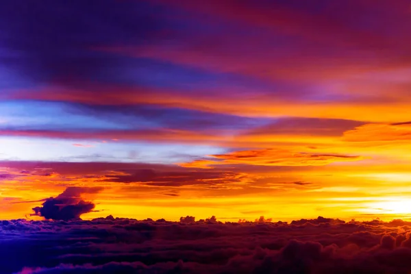 Dämmerung Wolken und Himmel Hintergrund, bunte dramatische Himmel — Stockfoto