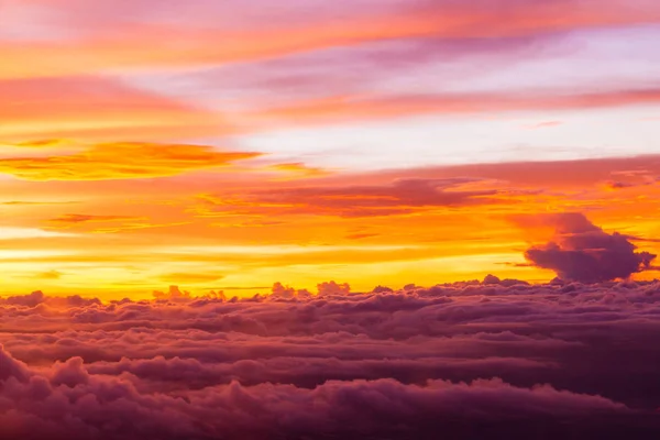 Naplemente, mint a twilight felhő és az ég háttere, színes dráma — Stock Fotó