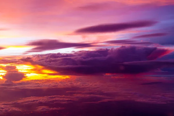 Sonnenuntergang über der Dämmerung Wolken und Himmel Hintergrund, buntes Drama — Stockfoto