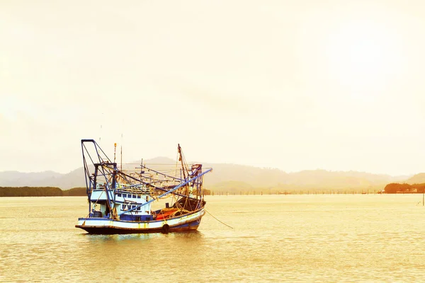 Barcos de pesca de calamar en el fondo vista al mar en Tailandia —  Fotos de Stock