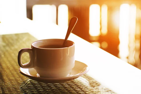 Xícara de café e prato de pão na mesa de café da manhã — Fotografia de Stock