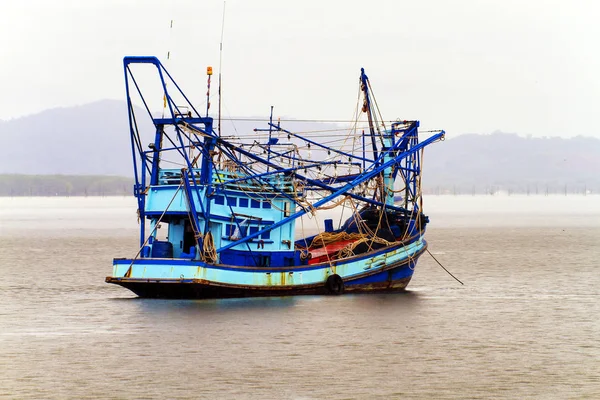 Barcos de pesca de calamar en el fondo vista al mar en Tailandia —  Fotos de Stock