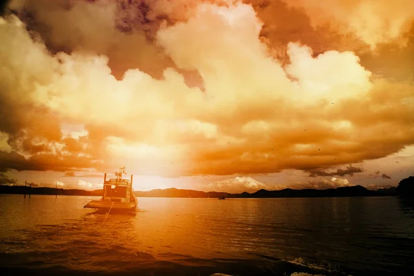 波と日の出背景の 1 つの船と海の風景 . — ストック写真