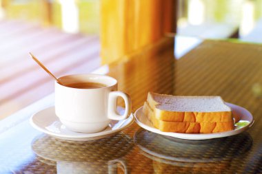 fincan kahve ve sabah kahvaltı masasında ekmek yemek