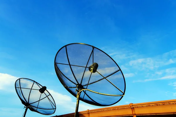 Satellietschotel op het dak met blauwe hemelachtergrond. — Stockfoto