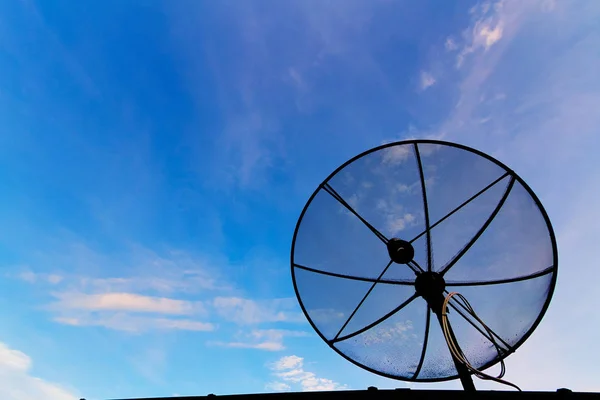 Parabola satellitare sul tetto con sfondo cielo blu . — Foto Stock