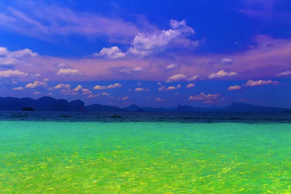 Tiszta víz és a Poda-sziget, Krabi tartomány közelében egy szigeten, — Stock Fotó