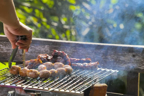 Nord-est ou Isan viande grillée de style thaï sur le brûleur. Saucisse rôtie est, Thaïlande — Photo