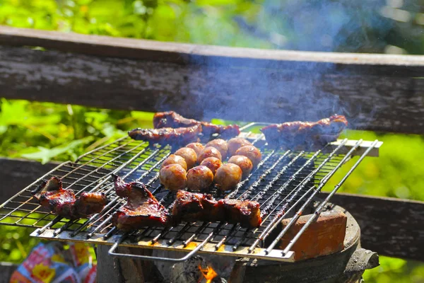 Carne a la parrilla al noreste o al estilo tailandés de Isan en el quemador.Salchicha asada al este, Tailandia — Foto de Stock