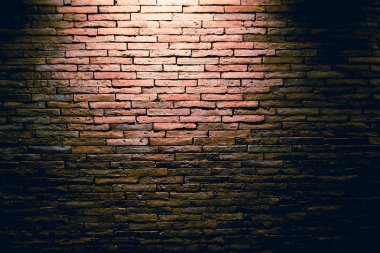 arka plan ışığı ile tuğla duvar