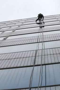 Bina pencerenin yüksek kule temizlik işçisi temiz