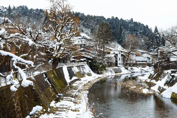 宫川河盖与雪和古董大厦看法从红色桥梁看从地方日本样式房子附近 Nakabashi 桥梁沿边的高山看法 — 图库照片