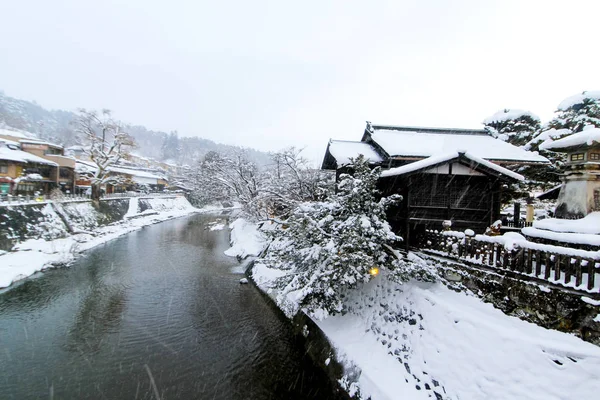 Miyagawa řeka přikryjeme sněhu a starobylými budovami pohled hledět — Stock fotografie