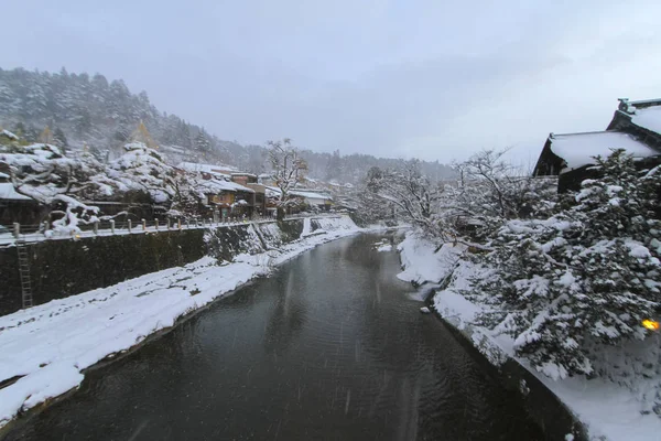 Śniadaniowy Miyagawa rzeki pokrywy śniegu i budynków vintage widok wygladają — Zdjęcie stockowe