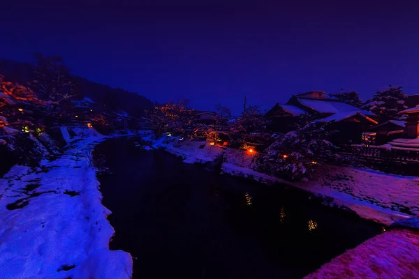 Miyagawa couverture de rivière avec la neige et les bâtiments vintage vue lookin — Photo