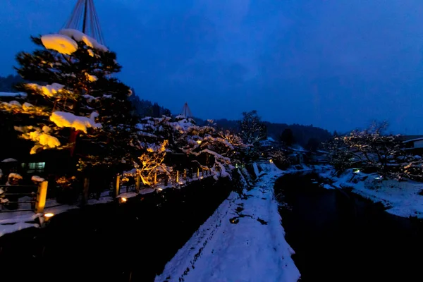Copertura del fiume Miyagawa con neve e edifici vintage vista lookin — Foto Stock