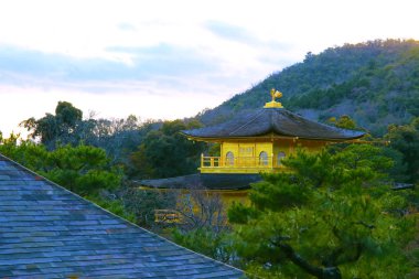 Kinkakuji Tapınağı altın Köşk, kimin en iyi iki kat tamamen altın varak kaplı Kuzey Kyoto bir Zen tapınağıdır. Japonya.