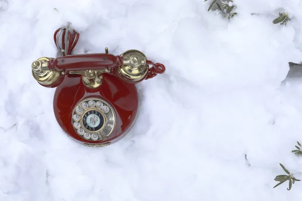 Téléphone vintage sur la neige — Photo