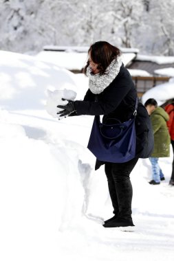 kadın zevk doğada kış yürüyüş karda