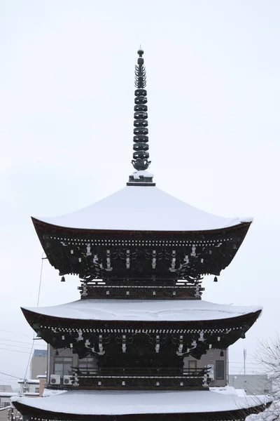 Kokubunji (temple de Kokubun) le jour de neige dans la ville de Takayama en w — Photo