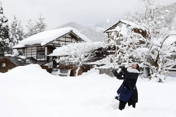 Mujer disfrutar en la nieve en el paseo de invierno en la naturaleza — Foto de Stock