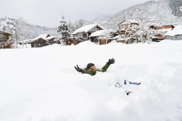 Chłopak Położył Się Śniegu Cieszyć Się Śniegu Zimie — Zdjęcie stockowe
