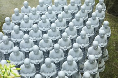 Jizo Bodhisattva heykelleri ya da bebek Buda heykelleri... 