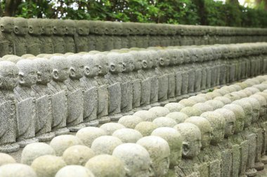 Jizo Bodhisattva heykelleri ya da bebek Buda heykelleri... 