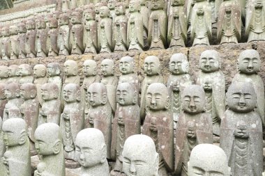Jizo Bodhisattva heykelleri ya da bebek Buda heykelleri... 