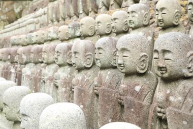 Jizo Bodhisattva heykelleri ya da bebek Buda heykelleri... 