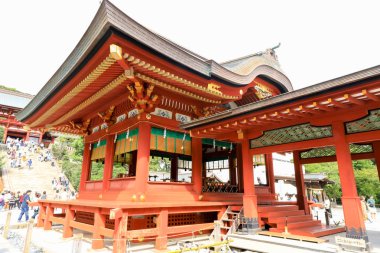 Kamakura, Japonya - 21 Eylül 2019: Tsurugaoka Hachimangu Shri