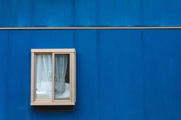 หน้าต่างบนพื้นหลังผนังสีฟ้า . — ภาพถ่ายสต็อก