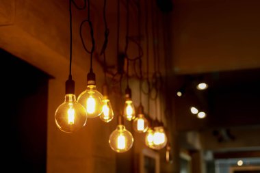 Kablodaki ampul ışığı tavandan geliyor..