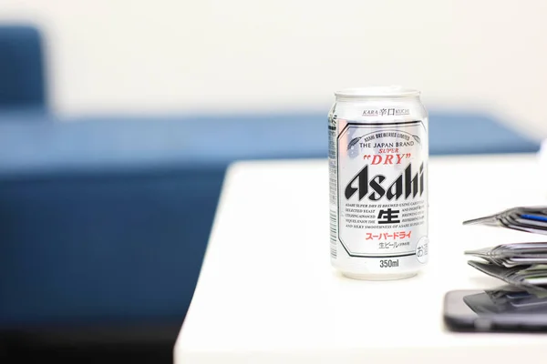 ТОКИО - 18 SEP 2019: Пиво Асахи из алюминиевой банки на столе. Так и есть — стоковое фото