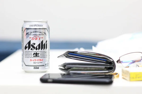 ТОКИО - 18 SEP 2019: Пиво Асахи из алюминиевой банки на столе. Это компания по производству пива и безалкогольных напитков со штаб-квартирой в Токио, Япония . — стоковое фото