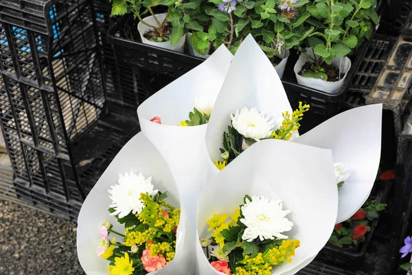 Marché aux fleurs de rue au Japon. bouquets de fleurs dans un marché à th — Photo
