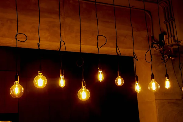 Bombilla de luz en el cable desde el techo . — Foto de Stock