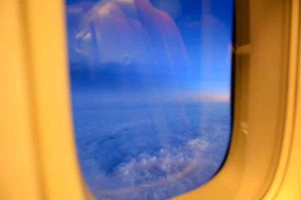 Blick auf Wolke und Dämmerung aus dem Flugzeugfenster. — Stockfoto