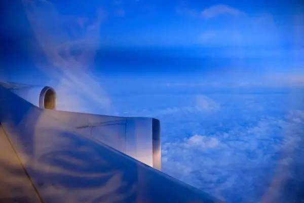 Άποψη του νέφους και του λυκόφωτος από το παράθυρο του αεροπλάνου — Φωτογραφία Αρχείου