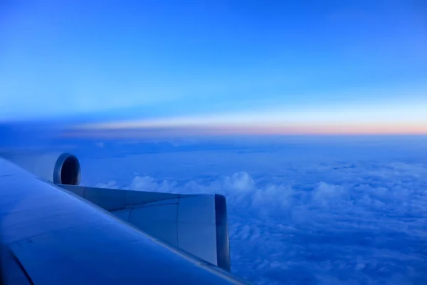 비행기 창문에서 바라보는 구름 과 황혼 — 스톡 사진