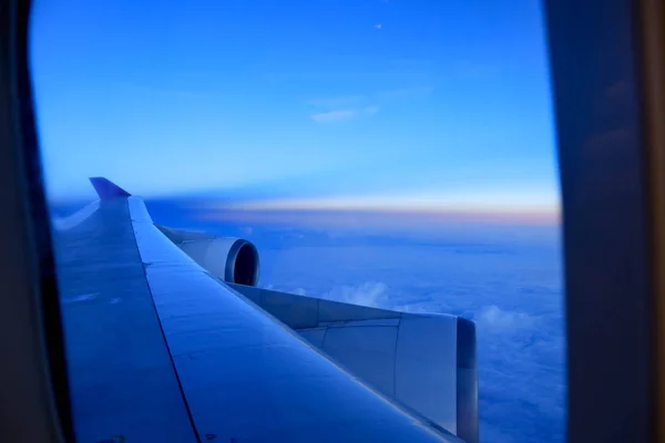 Uçağın penceresinden bulutun ve alacakaranlığın görüntüsü — Stok fotoğraf