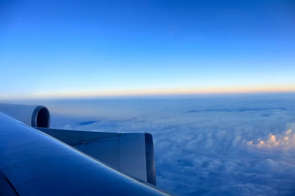 Pohled na mrak a soumrak z okna letadla — Stock fotografie
