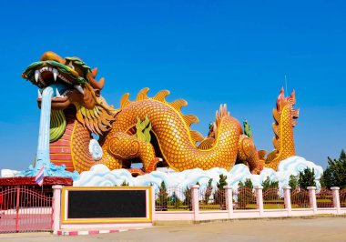 Tayland 'dan Ejderha Çin binası, Suphanburi şehrinde, ejderha