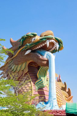 Suphanburi, Tayland 'daki ejderha heykeli. Turist dayanabilir 