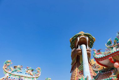 Suphanburi, Tayland 'daki ejderha heykeli. Turist dayanabilir 